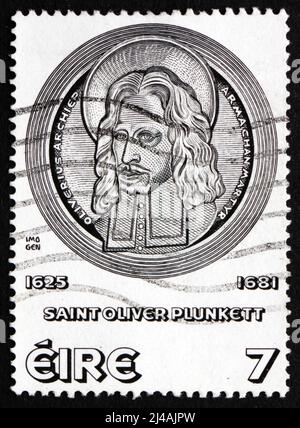 IRLANDE - VERS 1975: Un timbre imprimé en Irlande montre St. Oliver Plunkett, par Imogen Stuart, Canonisation d'Oliver Plunkett, primate d'Irlande, Banque D'Images