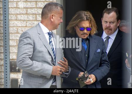 Fairfax, États-Unis. 13th avril 2022. L'acteur Johnny Depp quitte le palais de justice du comté de Fairfax pendant une pause au cours de son procès contre l'actrice Amber entendue à Fairfax, Virginie, le mercredi 13 avril 2022. Depp a intenté une poursuite en diffamation contre Heard, son ancienne femme, après avoir écrit un op-ed dans le Washington Post qui a accusé Depp de violence domestique. Photo de Bonnie Cash/UPI Credit: UPI/Alay Live News Banque D'Images