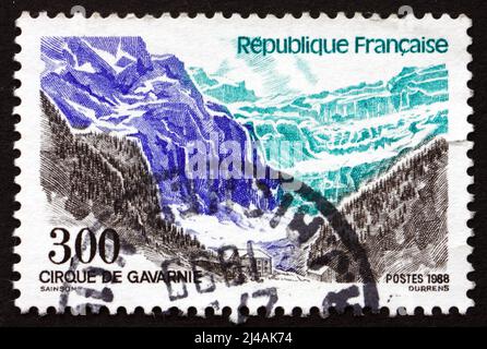 FRANCE - VERS 1988 : un timbre imprimé en France montre le Cirque de Gavarnie, Cirque des Pyrénées centrales, dans le sud-ouest de la France, vers 1988 Banque D'Images