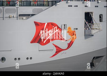 Illustration représentant une sirène sur le côté du bateau de croisière Scarlet Lady, exploité par Virgin Voyages - juin 2021. Banque D'Images