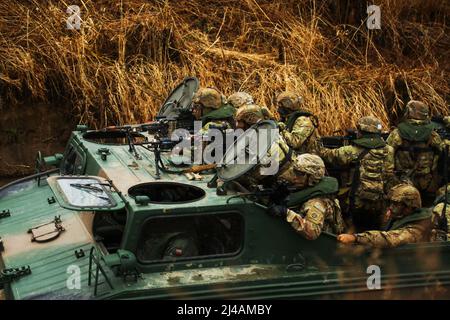 Zamosc, Pologne. 31st mars 2022. Les parachutistes américains du 1st Bataillon, 508th parachute Infantry Regiment, 3rd Brigade combat Team, 82nd Airborne Division, traversent une rivière dans un vaisseau amphibie polonais lors d'un exercice d'entraînement combiné près de Zamosc, Pologne, mars 31. L'équipe de combat de 3rd Brigade, 82nd Airborne Division, est déployée à l'appui du Commandement européen des États-Unis afin d'assurer nos alliés et de prévenir toute agression contre l'Alliance de l'OTAN. Crédit : Garrett Ty Whitfield/États-Unis Armée/ZUMA Press Wire Service/ZUMAPRESS.com/Alamy Live News Banque D'Images