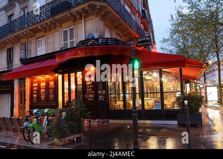 Au Petit Duc est restaurant traditionnel français situé dans le Boulevard Bonne Nouvelle proche de la Porte Saint Denis à Paris, France. Banque D'Images