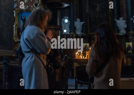 Lviv, Oblast de Lviv, Ukraine. 2nd avril 2022. Des hommes et des femmes entrent pour prier pour la fin de la guerre dans une église de Lviv Ukraine (Credit image: © David Peinado/Pacific Press via ZUMA Press Wire) Banque D'Images