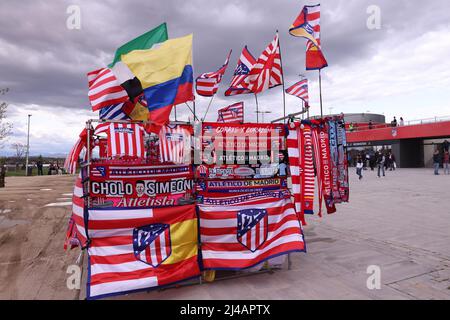 Madrid, Espagne, le 13th avril 2022. Marchandise à vendre sur un stand à l'extérieur du sol avant le match de la Ligue des champions de l'UEFA au stade Wanda Metropolitano, à Madrid. Crédit photo à lire: Jonathan Moscrop / Sportimage crédit: Sportimage / Alay Live News Banque D'Images