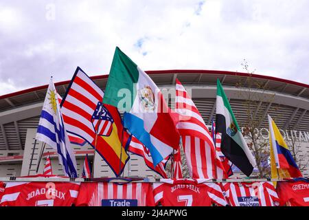 Madrid, Espagne, le 13th avril 2022. Marchandise à vendre sur un stand à l'extérieur du sol avant le match de la Ligue des champions de l'UEFA au stade Wanda Metropolitano, à Madrid. Crédit photo à lire: Jonathan Moscrop / Sportimage crédit: Sportimage / Alay Live News Banque D'Images