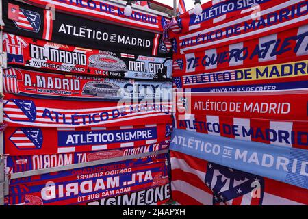 Madrid, Espagne, le 13th avril 2022. Marchandise à vendre sur un stand à l'extérieur du sol avant le match de la Ligue des champions de l'UEFA au stade Wanda Metropolitano, à Madrid. Crédit photo à lire: Jonathan Moscrop / Sportimage crédit: Sportimage / Alay Live News Banque D'Images