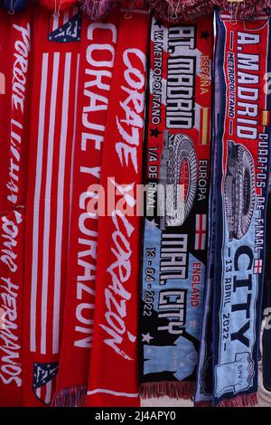 Madrid, Espagne, le 13th avril 2022. Marchandise à vendre sur un stand à l'extérieur du sol avant le match de la Ligue des champions de l'UEFA au stade Wanda Metropolitano, à Madrid. Crédit photo à lire: Jonathan Moscrop / Sportimage crédit: Sportimage / Alay Live News Banque D'Images