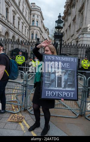 Une poignée de manifestants sont venus manifester leur mécontentement à l'égard des 50 personnes qui ont assisté à diverses fêtes au numéro 10 Downing Street Banque D'Images