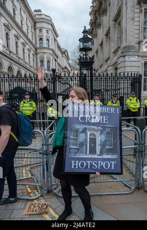 Une poignée de manifestants sont venus manifester leur mécontentement à l'égard des 50 personnes qui ont assisté à diverses fêtes au numéro 10 Downing Street Banque D'Images