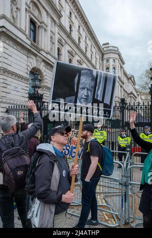 Une poignée de manifestants sont venus manifester leur mécontentement à l'égard des 50 personnes qui ont assisté à diverses fêtes au numéro 10 Downing Street Banque D'Images