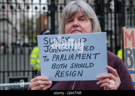 Une poignée de manifestants sont venus manifester leur mécontentement à l'égard des 50 personnes qui ont assisté à diverses fêtes au numéro 10 Downing Street Banque D'Images