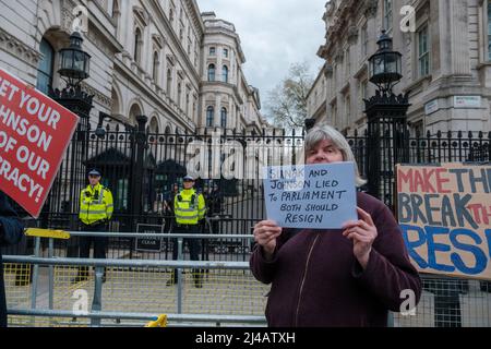 Une poignée de manifestants sont venus manifester leur mécontentement à l'égard des 50 personnes qui ont assisté à diverses fêtes au numéro 10 Downing Street Banque D'Images