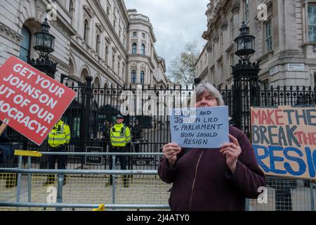 Une poignée de manifestants sont venus manifester leur mécontentement à l'égard des 50 personnes qui ont assisté à diverses fêtes au numéro 10 Downing Street Banque D'Images