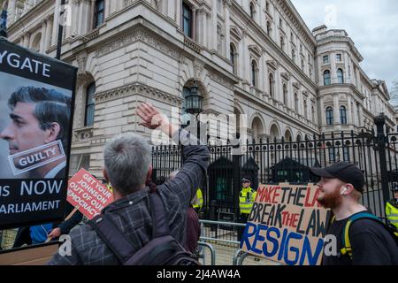 Une poignée de manifestants sont venus manifester leur mécontentement à l'égard des 50 personnes qui ont assisté à diverses fêtes au numéro 10 Downing Street Banque D'Images