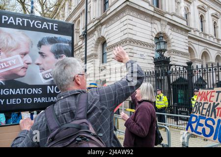 Une poignée de manifestants sont venus manifester leur mécontentement à l'égard des 50 personnes qui ont assisté à diverses fêtes au numéro 10 Downing Street Banque D'Images