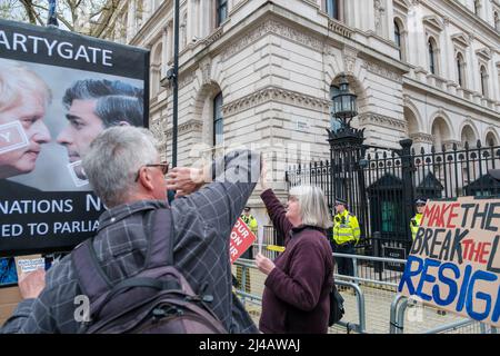 Une poignée de manifestants sont venus manifester leur mécontentement à l'égard des 50 personnes qui ont assisté à diverses fêtes au numéro 10 Downing Street Banque D'Images