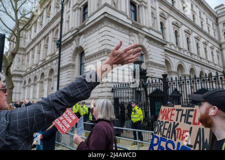 Une poignée de manifestants sont venus manifester leur mécontentement à l'égard des 50 personnes qui ont assisté à diverses fêtes au numéro 10 Downing Street Banque D'Images