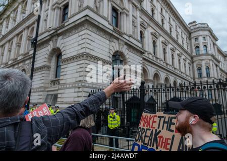 Une poignée de manifestants sont venus manifester leur mécontentement à l'égard des 50 personnes qui ont assisté à diverses fêtes au numéro 10 Downing Street Banque D'Images