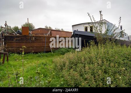 Deux bateaux sur le canal ont été amarrés dans un champ d'Hertfordshire, l'un presque terminé et l'autre prêt à travailler Banque D'Images