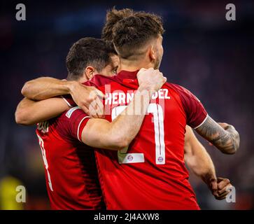 Torjubel: Robert Lewandowski (Muenchen), Lucas Hernandez (Muenchen) FC Bayern München - FC Villareal 12.04.2022, Fussball; saison 2021/22 Foto: Mori Banque D'Images