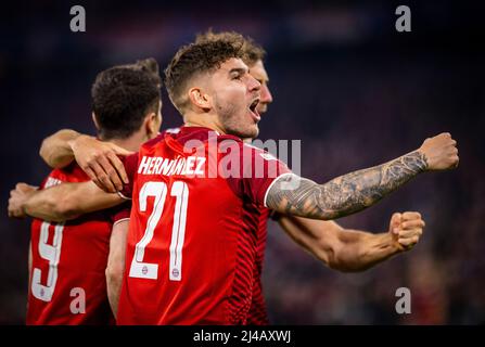 Torjubel: Robert Lewandowski (Muenchen), Lucas Hernandez (Muenchen), Leon Goretzka (Muenchen) FC Bayern München - FC Villareal 12.04.2022, Fussball; Banque D'Images