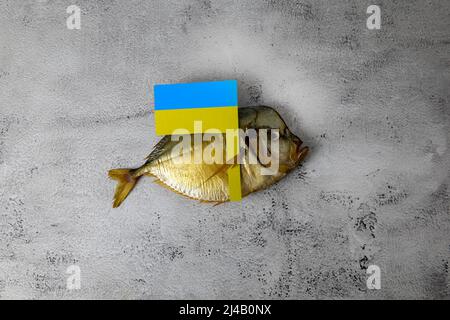 Le poisson est mort avec le drapeau ukrainien Banque D'Images