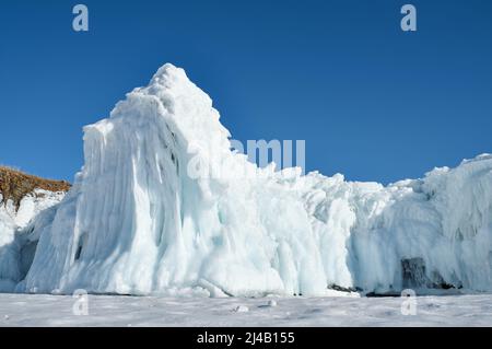 Eau de mer gelée sur le lac Baikal. Arrière-plan d'hiver abstrait. Paysage incroyable avec de l'eau gelée. Banque D'Images