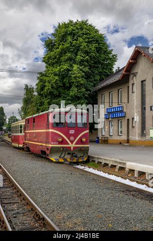 Chemin de fer à voie étroite de Tremesna ve Slezsku à Osoblaha avec locomotive de 60 ans Banque D'Images