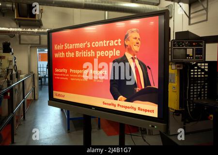 Un écran de télévision révèle le « contrat de Keir Starmer avec le peuple britannique » peu de temps avant que le leader travailliste Sir Keir Starmer ne s’adresse à la population locale Banque D'Images