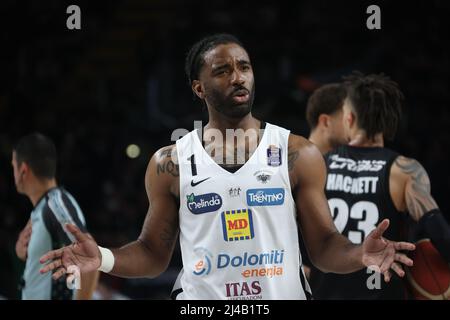 Desonta Bradford (Dolomiti Energia Trento) pendant la série A1 italien LBA championnat de basket-ball match Segafredo Virtus Bologna vs. Dolomiti Energia Trento au Segafredo Arena - Bologne, 13 avril 2022 - photo: Michele Nucci Banque D'Images