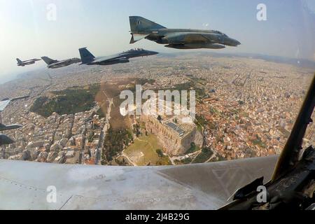 Mer Ionienne. 5th avril 2022. De gauche à droite, un Viper de la Force aérienne hellénique F-16M, un Tornado de la Force aérienne italienne A-200, un aigle de la Force aérienne américaine F-15E Strike et un fantôme II de la Force aérienne hellénique F-4E survolent l'Acropole tout en participant à l'exercice INIOCHOS 22, le 5 avril 2022. INIOCHOS est l'exercice de combat aérien à grande échelle de la Force aérienne hellénique dans lequel les participants effectuent des missions aériennes complexes telles que des opérations de contre-air offensives, des opérations de défense aérienne, des opérations de contre-surface, y compris la contribution de l'énergie aérienne aux opérations terrestres et la contribution de l'énergie aérienne à l'exploitation maritime Banque D'Images