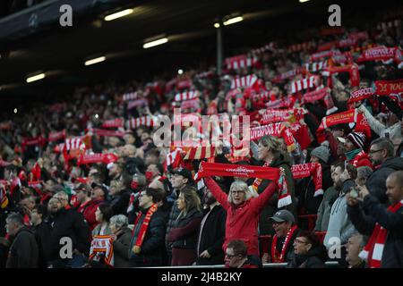 LIVERPOOL, ROYAUME-UNI. AVRIL 13th les fans de Liverpool avant le match de l'UEFA Champions League entre Liverpool et S L Benfica à Anfield, Liverpool, le mercredi 13th avril 2022. (Credit: Pat Scaasi | MI News) Credit: MI News & Sport /Alay Live News Banque D'Images