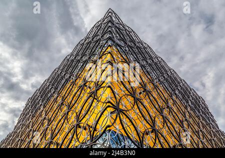 Détails extérieurs de la bibliothèque de Birmingham avec ses magnifiques anneaux métalliques entrelacés à motifs en filigrane. Banque D'Images