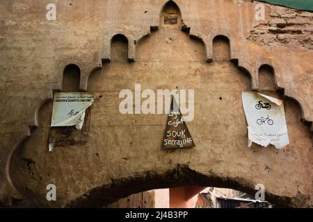 MARRAKECH, MAROC - NOVEMBRE 21; 2018 arche traditionnelle sur un allié avec des contours typiques de stuc dans la médina Banque D'Images