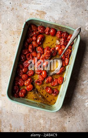 Confit de tomates cerises dans un grand plat de service Banque D'Images