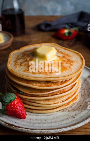 Une pile de crêpes américaines garnie de beurre Banque D'Images