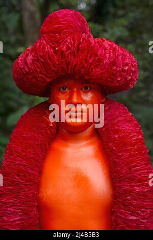 Munshiganj, Bangladesh. 13th avril 2022. Un dévot hindou participant à une procession de Lal Kach pose une photo. Le festival Lal Kach (Red Galss) est célébré dans la communauté locale pendant de nombreuses décennies. Les hommes hindous se peignent en rouge et assistent à une procession avec des épées alors qu'ils montrent le pouvoir contre les mauvais sprits tout en terminant un an et en accueillant un autre nouvel an Bangla. (Photo de Ziaul Haque Oisharjh/SOPA Images/Sipa USA) crédit: SIPA USA/Alay Live News Banque D'Images