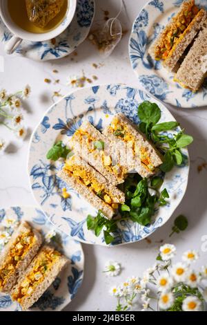 Des assiettes de sandwiches remplis de poulet couronnement. Banque D'Images