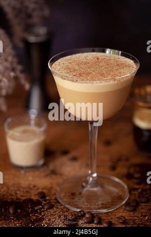 Un espresso et un martini à la crème irlandaise garni de chocolat râpé. Banque D'Images