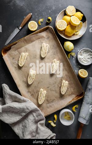 Palmiers au citron, faits de pâte feuilletée sur fond sombre Banque D'Images