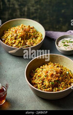 Lentilles épicées du Moyen-Orient et riz avec oignons caramélisés Banque D'Images
