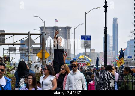 Les touristes reviennent à New York. Un touriste est vu prendre un selfie devant le pont de Brooklyn à New York le 13 avril 2022. Banque D'Images