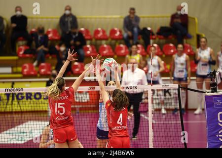 Busto Arsizio, Italie. 13th avril 2022. Jovana Stevanovic (UnetE-Work Busto Arsizio) pendant Playoff - Unet E-Work Busto Arsizio vs Savino Del Bene Scandicci, Volleyball Italien série A1 femmes Match à Busto Arsizio, Italie, avril 13 2022 crédit: Independent photo Agency/Alay Live News Banque D'Images