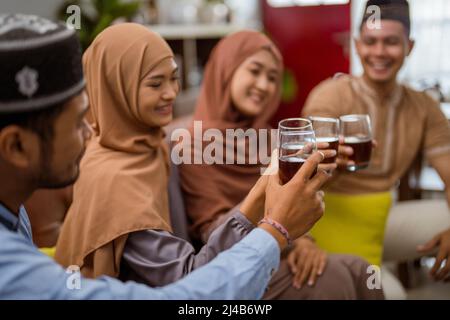 les musulmans applaudissent leur verre célébrant ensemble eid moubarak Banque D'Images