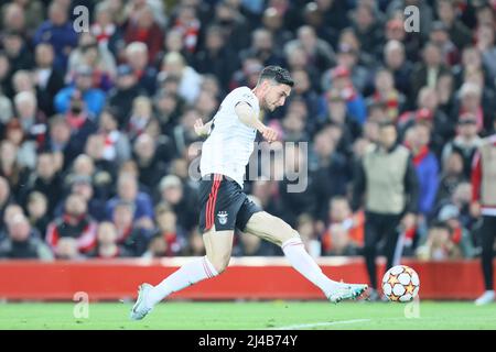 LIVERPOOL, ROYAUME-UNI. AVR 13th Roman Yaremchuk de Benfica marque le deuxième but de son équipe lors du match de l'UEFA Champions League entre Liverpool et S L Benfica à Anfield, Liverpool, le mercredi 13th avril 2022. (Credit: Pat Scaasi | MI News) Credit: MI News & Sport /Alay Live News Banque D'Images