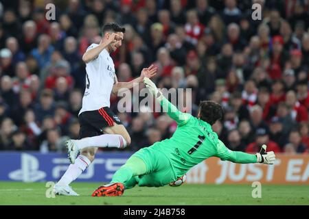 LIVERPOOL, ROYAUME-UNI. AVR 13th Roman Yaremchuk de Benfica marque le deuxième but de son équipe lors du match de l'UEFA Champions League entre Liverpool et S L Benfica à Anfield, Liverpool, le mercredi 13th avril 2022. (Credit: Pat Scaasi | MI News) Credit: MI News & Sport /Alay Live News Banque D'Images