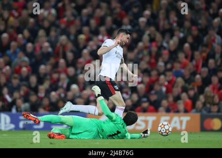 LIVERPOOL, ROYAUME-UNI. AVR 13th Roman Yaremchuk de Benfica marque le deuxième but de son équipe lors du match de l'UEFA Champions League entre Liverpool et S L Benfica à Anfield, Liverpool, le mercredi 13th avril 2022. (Credit: Pat Scaasi | MI News) Credit: MI News & Sport /Alay Live News Banque D'Images