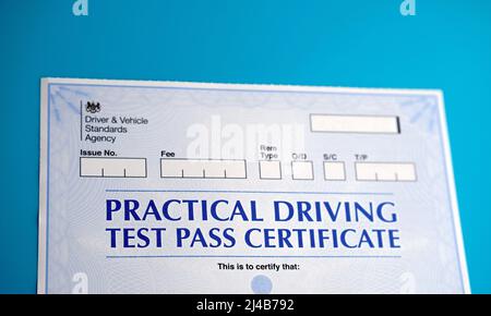 Certificat d'essai de conduite pratique authentique reçu après avoir réussi l'essai de conduite au Royaume-Uni. Stafford, Royaume-Uni, 13 avril 2022. Banque D'Images