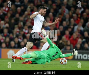 Anfield, Liverpool, Royaume-Uni. 13th avril 2022. Champions League football, Liverpool contre FC Benfica, quart-finale 2nd jambe: Roman Yaremchuk de Benfica bat le gardien de but de Liverpool Alisson pour réduire le déficit à 3-2 après 73 minutes crédit: Action plus Sports/Alamy Live News Banque D'Images