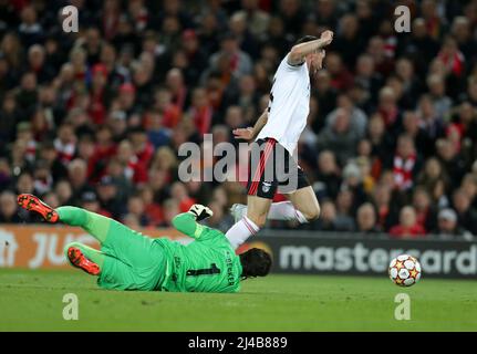 Anfield, Liverpool, Royaume-Uni. 13th avril 2022. Champions League football, Liverpool contre FC Benfica, quart-finale 2nd jambe: Roman Yaremchuk de Benfica bat le gardien de but de Liverpool Alisson pour réduire le déficit à 3-2 après 73 minutes crédit: Action plus Sports/Alamy Live News Banque D'Images